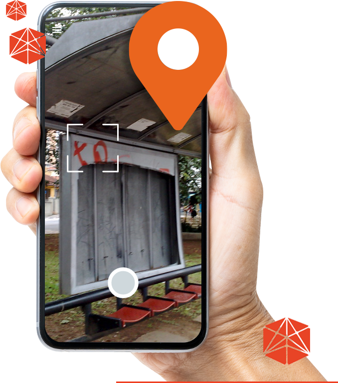Mão segurando tela de celular que mostra ponto de ônibus pichado