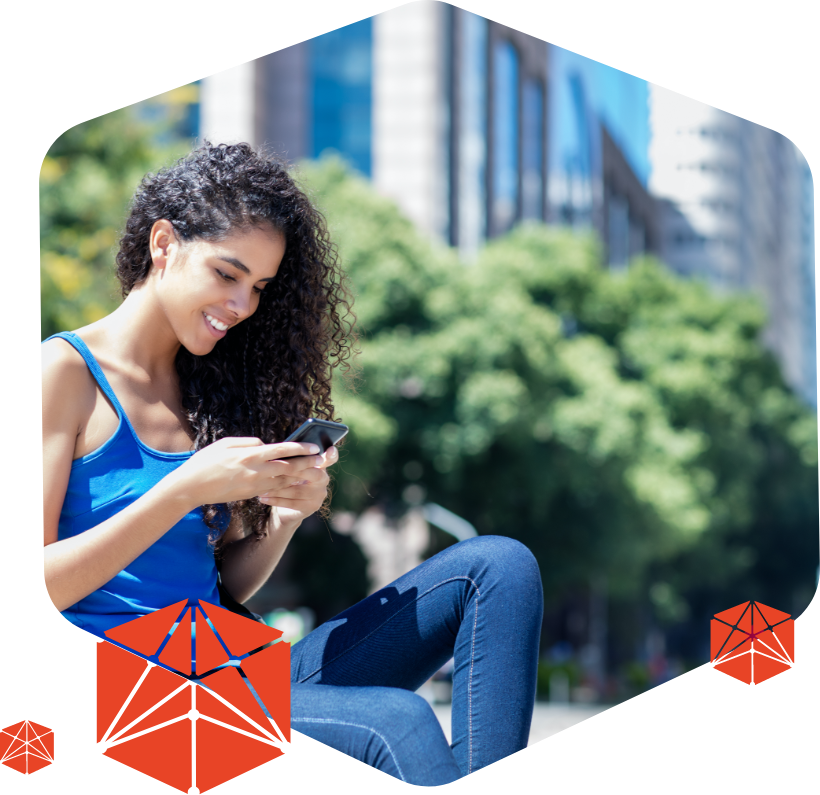 Mulher sentada em banco de parque público olhando tela de smartphone e sorrindo