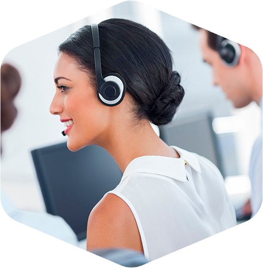 Mulher trabalhando em notebook, usando headset e sorrindo